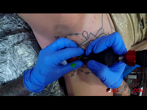 ❤️ Sully Savage mai tsananin jarfa ta yi tattoo a kan kwarin ta Batsa mai kyau a%ha.28films.ru ️❤